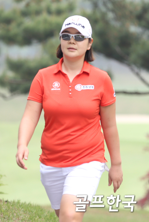 암 극복한 이민영, 3R 단독선두…메이저 우승에 성큼 [KLPGA챔피언십] < KLPGA < 골프일반 < 뉴스 < 기사본문 - 골프한국 암 극복한 이민영, 3R... 