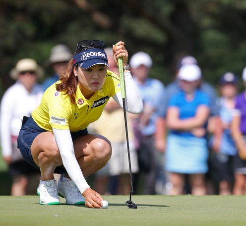 신중하게 퍼팅 라인업을 하는 유소연 [LPGA KPMG 여자 PGA챔피언십]