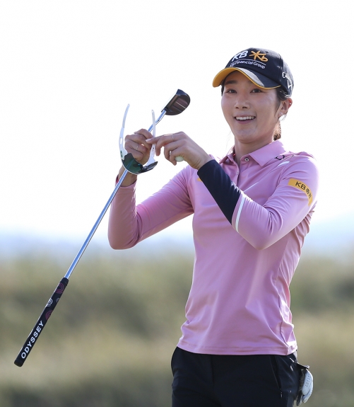 안송이 프로 "내가 우승이야?" [KLPGA 팬텀클래식] < 생생포토 < 뉴스 < 기사본문 - 골프한국 안송이 프로 "내가 우승이야?" [KLPGA 팬텀클래식]