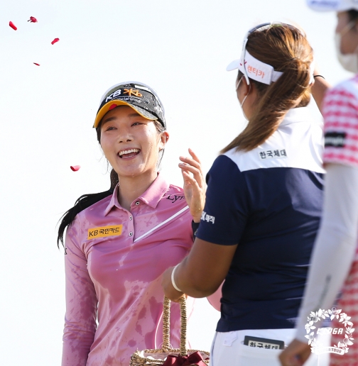 동료 선수들로부터 축하를 받는 안송이 프로 [KLPGA 팬텀클래식]... 골프한국 동료 선수들로부터 축하를 받는 안송이 프로 [KLPGA 팬텀클래식]