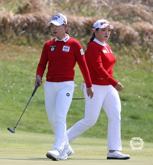 챔피언조 유니폼? 우승 다투는 이소미와 장하나 [KLPGA 롯데렌터카...  우승 다투는 이소미와 장하나 [KLPGA 롯데렌터카 여자오픈]
