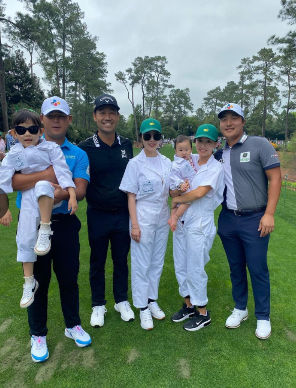 2022년 오거스타 내셔널 골프클럽에서 열리는 미국프로골프(PGA) 투어 메이저 대회 마스터스 토너먼트에 출전하는 김시우, 이경훈 프로, 케빈 나가 파3 콘테스트에 가족과 함께 참가했다. 김시우는 케빈 나의 딸을 안고 있다. 사진출처=김시우 프로의 인스타그램