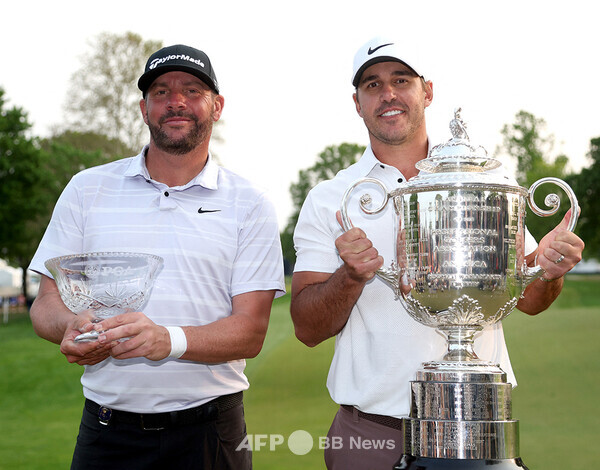 2023년 미국프로골프(PGA) 투어 메이저 대회인 PGA챔피언십에 출전한 마이클 블록(왼쪽), 우승을 차지한 브룩스 켑카. 사진제공=ⓒAFPBBNews = News1