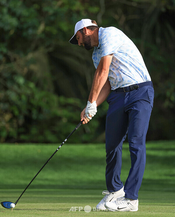 현재 남자골프 세계랭킹 1위인 스코티 셰플러가 미국프로골프(PGA) 투어 대회에서 골프 스윙을 하는 모습이다. 사진제공=ⓒAFPBBNews = News1