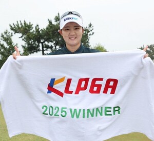 <b>김민솔</b>에 이어 황유나도 시즌 2승…한 라운드 홀인원 3개 진기록 [KLPGA ...
