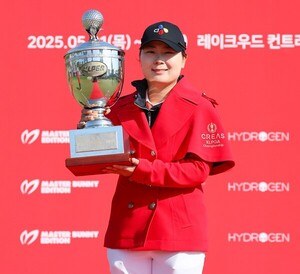 <b>홍정민</b>, <b>메이저</b> KLPGA챔피언십 <b>우승</b>…방신실 제치고 상금랭킹 1위(종합)