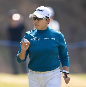 '<b>우승</b> 경쟁' <b>신지애</b>, <b>JLPGA</b> 메이저 살롱파스컵 연장전 돌입
