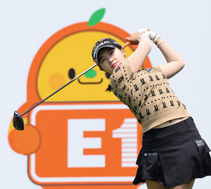 '6연속 톱10 행진' <b>박현경</b>, 짜릿한 <b>E1채리티오픈 우승</b>…KLPGA 통산 8승