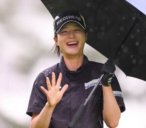 '빗속에서 웃은' <b>김나영</b>, <b>더헤븐 마스터즈</b> 첫날 <b>선두</b> [KLPGA]