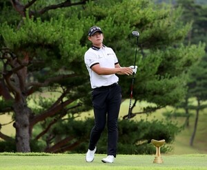 '36홀 노보기' <b>신용구</b>, KPGA <b>선수권</b>대회 2R <b>선두</b>…옥태훈·왕정훈·전재...