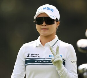 고지원, <b>에쓰오일</b> 대회 2R <b>선두</b> 도약…제주도 2번째 우승 기대 [KLPGA]