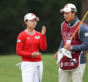 '우승 경쟁' 뛰어든 <b>황유민</b>, <b>KLPGA 최종전</b> 둘째날 공동 선두 도약