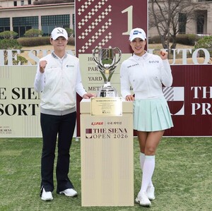 카메라 앞에서 포즈를 취하는 박성현·<b>유현주 프로</b> [KLPGA 더 시에나 오...