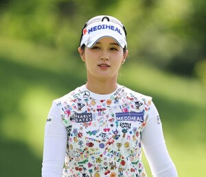 2연패 향해 순항 박현경 "페럼클럽 코스와 잘 맞아요" [KLPGA E1<b>채리티</b>오...