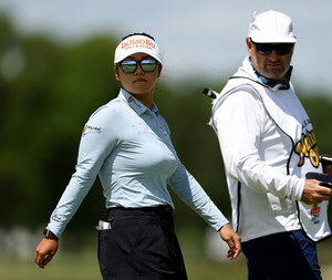 '첫 우승 기대' <b>주수빈</b>, 숍라이트 LPGA <b>선두</b>…이소미 2위