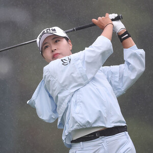 역전 우승 겨냥한 <b>성유진</b> "정신 바짝 차리고, 후회 없이 쳐야죠" [KLPGA 더...