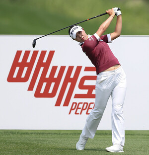 '황유민·김효주 제친' 장타자 <b>문정민</b>, 롯데오픈 2R 단독1위 도약 [KLPGA]