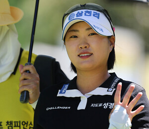 선두 지킨 <b>홍진영2</b> "멘탈로 버텨내야죠" [KLPGA KB금융 골든라이프]